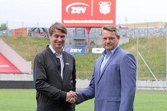 FSV Zwickau: Premiumsponsor verlängert für die nächsten zwei Jahre - Die Geschäftsführer besiegelten die Vertragsverlängerung: Links André Beuchold vom FSV Zwickau und rechts André Hentschel von der Zwickauer Energieversorgung.