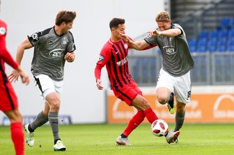 FSV Zwickau punktet in Wiesbaden - Der Zwickauer Lion Lauberbach (rechts) im Zweikampf mit Jeremias Lorch (Wiesbaden).