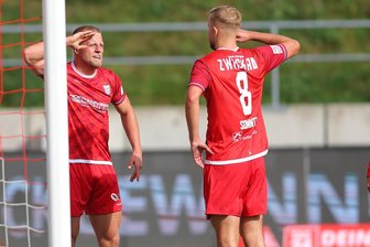 FSV Zwickau: Ribery? Ronaldo? ARD-Sportschau hat Theo Martens‘ Traumtor auf dem Zettel - Auch so kann man Tore feiern: Theo Martens (links) und Max Somnitz nach dem 2:1-Siegtreffer gegen Halle.