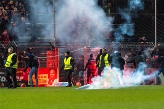 FSV Zwickau: Rückkehr zum Fan-Rivalen SV Babelsberg - "Es wird nicht von einem Krieg ausgegangen" - In der Vorsaison stürmten vor dem Anpfiff maskierte Fans von Babelsberg auf den Rasen Richtung Gästeblock, es flogen Bengalos, Fahnenstangen, Bierbecher und Rauchtöpfe. Dieses Szenario soll diesmal verhindert werden.