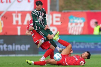 FSV Zwickau ruft vor Ost-Klassiker in Halle ein neues Punkteziel aus - Schon im Hinspiel (2:1/FSV-Tore Eixler und Martens) ging es hart zur Sache, wie der Zweikampf zwischen Pierre Weber und FSV-Kapitän Andrej Startsev (liegend) zeigt.