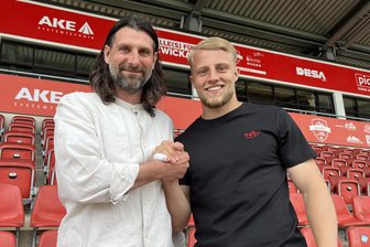 FSV Zwickau schenkt seinem Hitzkopf Theo Martens weiter das Vertrauen - Sportdirektor Robin Lenk (links) und Stürmer Theo Martens (rechts) haben sich auf eine Vertragsverlängerung beim FSV Zwickau verständigt.