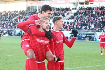 FSV Zwickau schlägt eiskalt gegen den Chemnitzer FC zu: Stimmen und Choreo-Fotos vom Derby - Tore gab es nur für den FSV Zwickau: Max Somnitz (vorn) jubelt mit Cemal Sezer und Lukas Eixler.