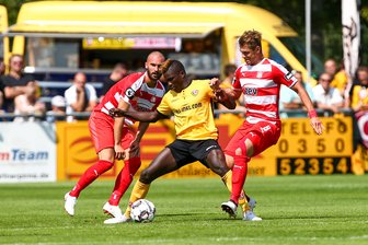 FSV Zwickau schlägt sich achtbar - Nico Antonitsch (Zwickau), Moussa Kone (Dresden) und Kevin Hoffmann (Zwickau) im Kampf um den Ball.