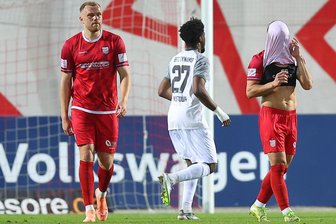 FSV Zwickau: Schockmoment mit Schlusspfiff – „Das Schloss zum Abschließen nicht gefunden“ - 93. Minute: Ein Bild, das Bände spricht: Der Ex-Zwickauer Lloyd-Addo Kuffour (BFC/Mitte) freut sich über den Ausgleich, während Zwickaus Oliver Fobassam (l.) und Andrej Startsev stinksauer sind.