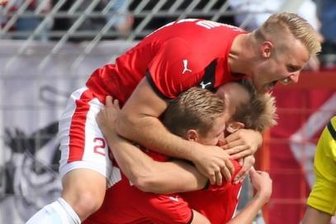FSV Zwickau: Sebastian Mai wechselt nach Münster - Sebastian Mai beim Torjubel mit René Lange und Kapitän Toni Wachsmuth.