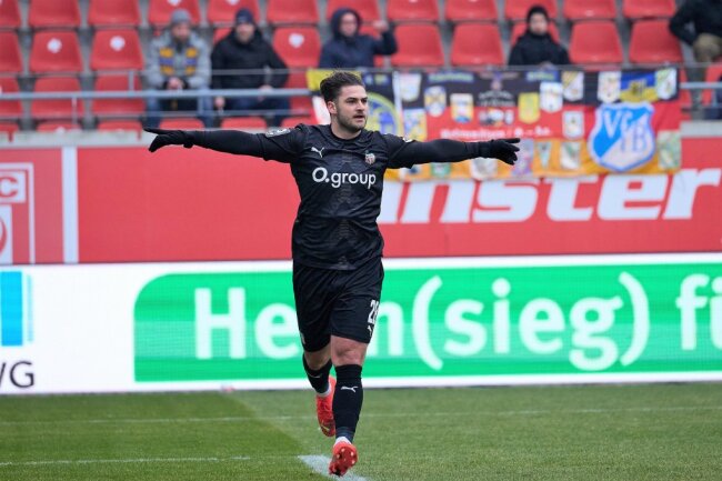 FSV Zwickau sendet ein Lebenszeichen: 2:0-Sieg in Halle - Dominic Baumann nach seinem Tor zum 0:1