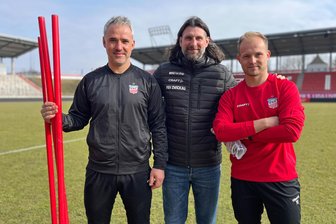 FSV Zwickau setzt auf Kontinuität: Verträge mit Co- und Torwarttrainer verlängert - Co-Trainer Daniel Rupf (l.) und Torwarttrainer Tom Hornuff, gemeinsam mit FSV-Sportdirektor Robin Lenk (M.), erhalten neue Verträge beim FSV Zwickau.