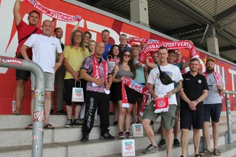 FSV Zwickau setzt Soli-Aktionen für Fans fort: „Niemand soll draußen bleiben, weil man es sich nicht leisten kann“ - Mit der Übergabe von 32 Dauerkarten an verschiedene Zwickauer Einrichtungen hat der FSV jetzt erneut sein soziales Engagement bewiesen.