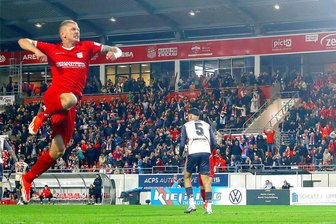 FSV Zwickau: Sieg gegen Halle als Geburtstagsgeschenk für den Trainer - Torschütze Marc-Philipp Zimmermann bejubelt den einzigen Treffer der Partie; rechts Halles Burim Halili.