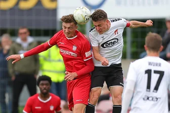 FSV Zwickau: Siegesserie endet beim ZFC Meuselwitz und Theo Martens fliegt mit Rot vom Platz - Der Zwickauer Lukas Eixler (links) und Florian Hansch vom ZFC Meuselwitz im Luftduell.