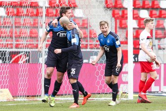 FSV Zwickau siegt 3:0 gegen Rot-Weiß Erfurt - Ronny König, Nico Antonitsch und Jan Washausen bejubeln das 2:0.