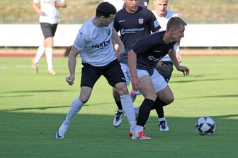 FSV Zwickau siegt auch im sechsten Testspiel - mit einem Chemnitzer Keeper zwischen den Pfosten - FSV-Neuzugang Daniel Haubner (rechts) behauptet den Ball im Mittelfeld.