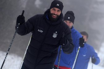 FSV Zwickau: Skilaufen statt Fußball – Absageflut in der Regionalliga ein selbstgewähltes Leid? - Mittefeldspieler Joshua Putze hat offenbar auf Skiern viel Spaß. Langsam könnte es aber auch mit Fußball wieder losgehen.