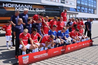 FSV Zwickau: So ist das Fan-Votum fürs neue Heimtrikot ausgefallen - Fürs Mannschaftsfoto hatte der FSV Zwickau in der Vorwoche bereits die roten Trikots gewählt. Die Farbe kam bei den Fans am besten an.
