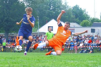FSV Zwickau: So lief das Testspiel bei Rakete Römertal - Rakete Römertal warf sich gegen die Schwäne in jeden Zweikampf. Hier blockt Rakete-Kapitän Thomas Unger einen Schuss von Lukas Eixler.