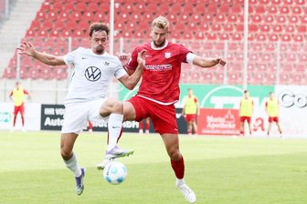 FSV Zwickau: So lief die Saisoneröffnung gegen Dynamo und Wolfsburg und das muss noch besser werden - Aaron Zehnter (links) und FSV-Kapitän Maximilian Somnitz im Zweikampf.