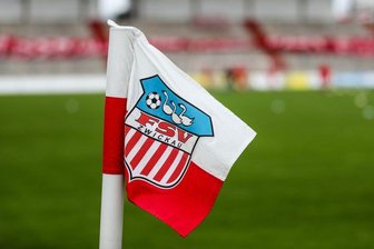 Das Logo des FSV prangt auf der Eckfahne im Stadion.