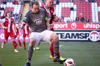FSV Zwickau spielt 1:1 in Kaiserslautern - Toni Wachsmuth (Zwickau) im Zweikampf mit Janek Sternberg (Kaiserslautern).