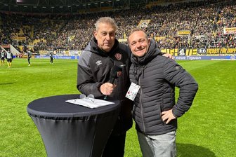 FSV Zwickau: Stadionsprecher von Lehrstunde bei Dynamo Dresden begeistert - Am Samstag konnte Alexander Moser (rechts) als Stadionsprecher des FSV Zwickau in Dresden Drittligaluft schnuppern. Sprecherkollege Peter Hauskeller (links) von Dynamo Dresden stellte den Kollegen unter anderem auch auf dem Rasen vor.