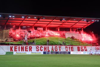 FSV Zwickau: Starke Choreo, schwaches Spiel - Die Partie begann mit einer starken Choreografie der FSV-Ultra-Gruppierung „Red Kaos“.