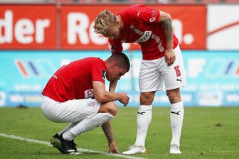 FSV Zwickau startet mit bitterer Niederlage - Nils Butzen (r.) tröstet Max Reinthaler, der zwei Großchancen zu seinem ersten Punktspieltor für den FSV Zwickau nicht nutzen konnte.
