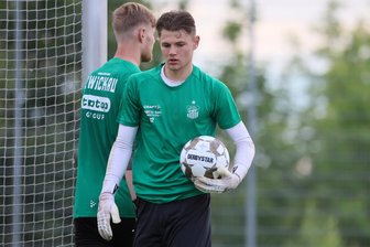FSV Zwickau stattet Torwarttalent mit Profivertrag aus - und siegt im ersten Testspiel deutlich - Torhüter Leon Asseth beim Trainingstart des FSV Zwickau am Montag.