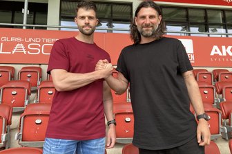 FSV Zwickau stellt sich professioneller auf: Dieser Athletiktrainer soll die Spieler noch fitter machen - Maik Gläser (links neben Sportdirektor Robin Lenk) heißt der neue Athletiktrainer des FSV Zwickau.