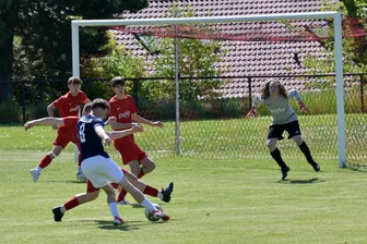 FSV Zwickau stößt im A-Jugend-Derby gegen Lok Zwickau auf mehr Gegenwehr als im Hinspiel - FSV-Angreifer Johannes Rahmig sieht sich hier drei Abwehrspielern und Lok-Torwart Moritz Fickenscher gegenüber.