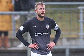 FSV Zwickau sucht nach Antworten: Was die 0:4-Pleite in Meuselwitz bedeutet - Nur Leere: Max Somnitz nach dem Abpfiff in Meuselwitz.