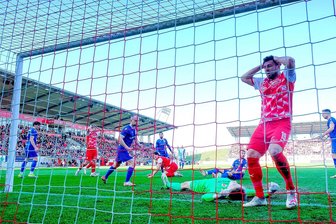 FSV Zwickau: Tolle Kulisse, keine Punkte - so lief das Heimspiel gegen Energie Cottbus - Symbolisch: FSV-Kapitän Davy Frick nach einer vergebenen Torchance.