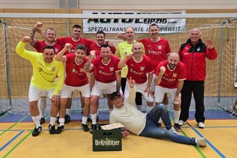 FSV Zwickau: Traditionsmannschaft punktet auf und neben dem Spielfeld - Die Traditionself des FSV Zwickau war mit ihrem Abschneiden in Borna sichtlich zufrieden. Als Trainer war diesmal Vereinslegende Roland Stemmler (hinten rechts) dabei.