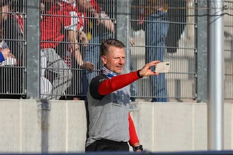 FSV-Zwickau-Trainer Rico Schmitt lädt den Jubiläumsgast zum Essen ein - Fotos mit Trainer Rico Schmitt hat vermutlich der ein oder andere Fan des FSV Zwickau bereits gemacht. Wer am Freitagabend als 75.000 Zuschauer zu einem Heimspiel der Regionalliga-Fußballer kommt, der darf sich auf eine Einladung zum Essen vom Coach freuen.