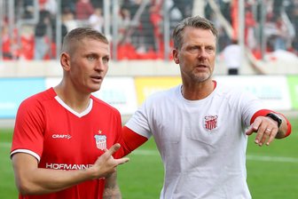 FSV-Zwickau-Trainer Rico Schmitt mit Appell an andere Vereine: „Zimbo nicht auf den Sack gehen“ - 2024/25 war Marc-Philipp Zimmermann (links) mit neun Treffern zweitbester Torschütze des FSV Zwickau in der Fußball-Regionalliga. Diese Saison ist etwas Sand im Getriebe. Coach Rico Schmitt (r.) fand deutliche Worte zu aufkommenden Wechselgerüchten.