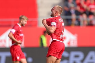 FSV Zwickau: Traumtor von Theo Martens gegen Halle – „Ich hab den Ball gar nicht im Netz gesehen“ - Traumtor: Zwickaus Theo Martens jubelt nach seinem Siegtor gegen Halle.