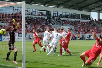 FSV Zwickau trennt sich 1:1 von Lotte - Ronny König (Zwickau, 2. v. r.) überwindet Torhüter Benedikt Fernandez (Lotte) per Kopf zum 1:1.