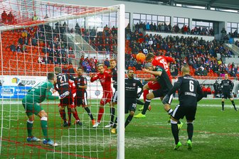FSV Zwickau trennt sich unentschieden von Halle - Der Kopfball des Zwickauers Ronny König zum 1:0