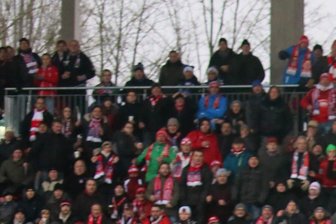 FSV Zwickau trennt sich vom MSV Duisburg 1:1 - Glück für Torwart Mark Flekken (Duisburg): Jonas Nietfelds (Zwickau) Ball prallt gegen den Pfosten.