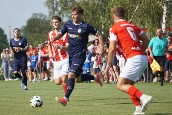 FSV Zwickau trennt sich von Cottbus 2:2 - Jahn Herrmann, (blaues Trikot) vom FSV Zwickau trennte sich mit seinem Team von Energie Cottbus 2:2 (0:0).