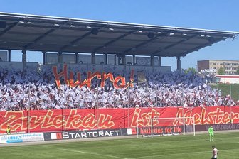 FSV Zwickau: Trotz erhöhter Ticketpreise kommen fast so viele Fans in die GGZ-Arena wie in der Vorsaison - Die Fans des FSV Zwickau feierten gegen Babelsberg die Meisterschaft der ZSG Horch Zwickau vor 75 Jahren.