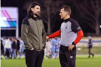 FSV Zwickau: Trotz negativer CFC-Trainerbilanz will Rico Schmitt mit den Schwänen im Derby siegen - „Auch ich kann als Trainer in Chemnitz gewinnen“: Zwickau-Coach Rico Schmitt (re., hier mit Sportdirektor Robin Lenk).