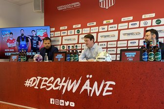 FSV Zwickau und BSV Sachsen Zwickau kooperieren noch enger: Was die Fußballer von den Handballerinnen gelernt haben - BSV-Geschäftsführer Norman Rentsch (links) und FSV-Geschäftsführer André Beuchold (Mitte) freuen sich über die Unterstützung der ZEV - im Bild rechts deren Geschäftsführer Dominik Wirth - für die künftig geplanten gemeinsamen Projekte.