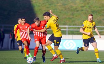 FSV Zwickau unterliegt Dynamo Dresden mit 0:3 - Noel Eichinger (Zwickau, links) im Zweikampf mit Jakob Lewald (Dresden), hinten Johan Gomez (Zwickau) und Paul Will (Dresden, rechts).