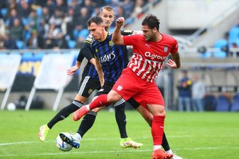 FSV Zwickau unterliegt in Saarbrücken 2:3 - Bjarne Thoelke (Saarbruecken) im Zweikampf mit Dominic Baumann (Zwickau)