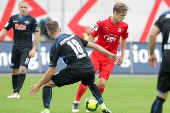 FSV Zwickau unterliegt Spitzenreiter SC Paderborn mit 1:3 - Dennis Srbeny (Paderborn) und Bentley Baxter Bahn (Zwickau)
