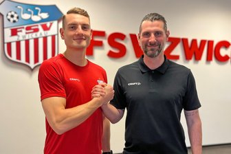 FSV Zwickau verlängert mit Offensiv-Kante Lucas Albert - Besiegelten die Vertragsverlängerung: FSV-Kicker Lucas Albert (links) und der Zwickauer Sportdirektor Robin Lenk.