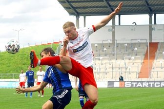 FSV Zwickau verlängert Vertrag mit Stürmer Lokotsch - Manuel Zeitz (Saarbrücken, links) im Zweikampf mit Lars Lokotsch (Zwickau) am 22. Mai.