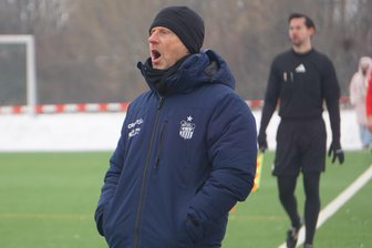 FSV Zwickau verliert Alu-Festival in Eilenburg: „Ergebnis nicht schön, aber den Zweck erfüllt“ - FSV-Trainer Rico Schmitt warm eingepackt im kalten Eilenburg.