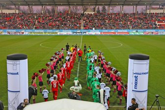 FSV Zwickau verliert Freundschaftsspiel gegen Borussia Mönchengladbach - Einlauf zum Benefizspiel.