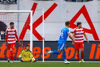 FSV Zwickau verliert Heimspiel gegen Lotte - Das 0:1 aus Sicht des FSV, Jonas Hofmann von den Sportfreunden Lotte dreht zum Jubeln ab.